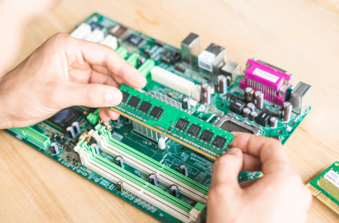 Memoria RAM - via https://www.freepik.es/fotos-vectores-gratis/personas Memoria RAM - via https://www.freepik.es/fotos-vectores-gratis/personas