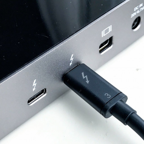 Interfaz Thunderbolt via Amin CC BY-SA 4.0 https://commons.wikimedia.org/wiki/File:Thunderbolt_3_Cable_connected_to_OWC_Thunderbolt_3_Dock.jpg