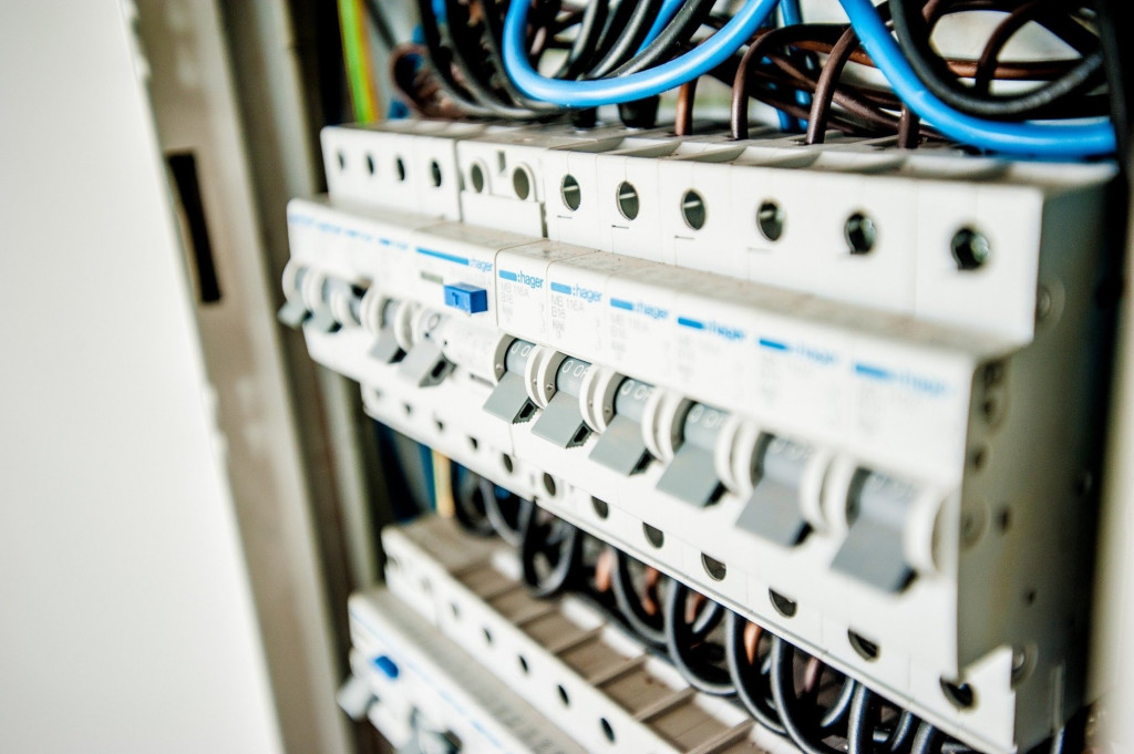 Instalación eléctrica básica en una oficina (Imagen de Michal Jarmoluk en Pixabay) Instalación eléctrica básica en una oficina (Imagen de Michal Jarmoluk en Pixabay)